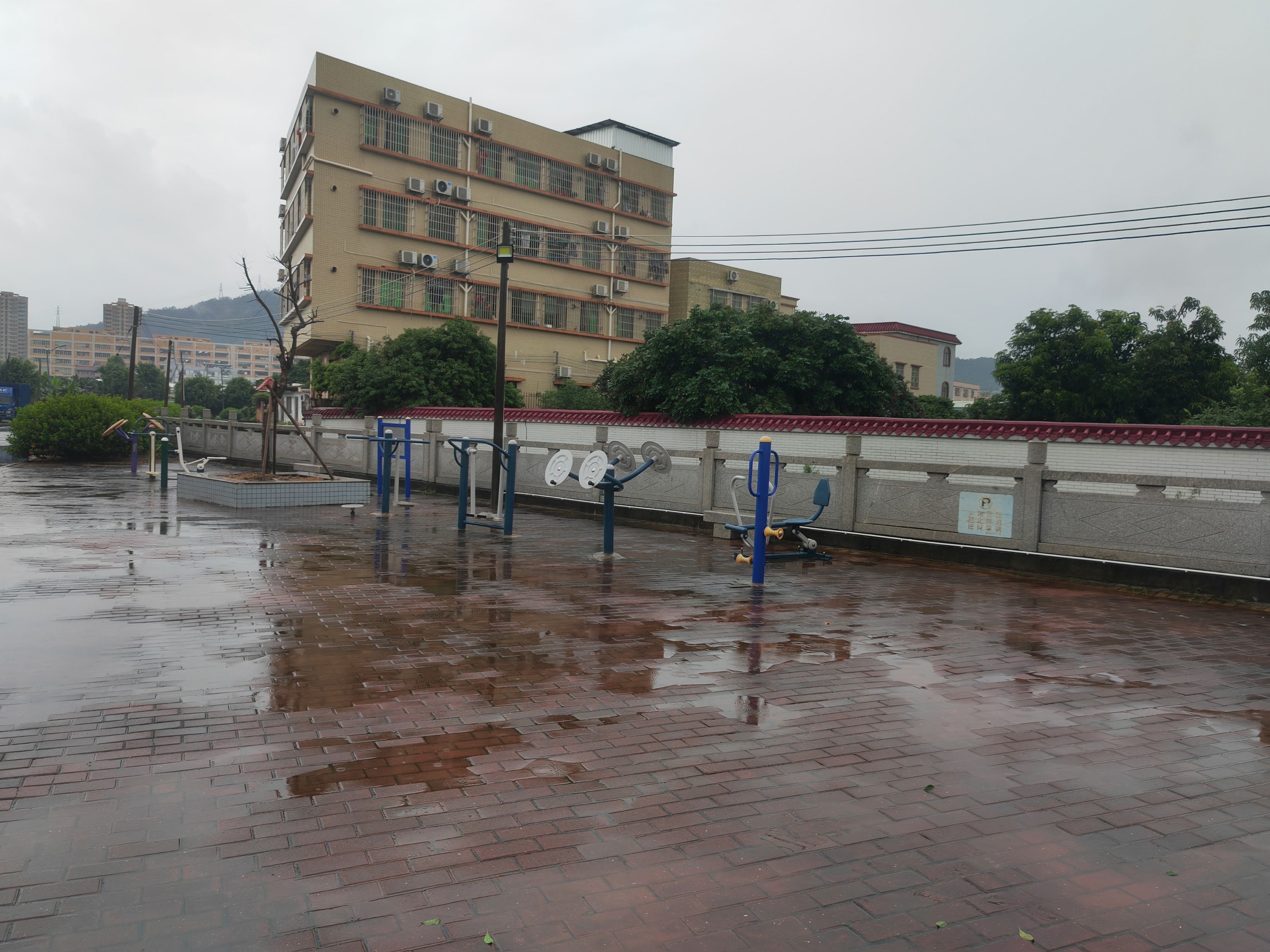 三乡镇鸦岗村抽水房旁公园仔硅PU球场项目