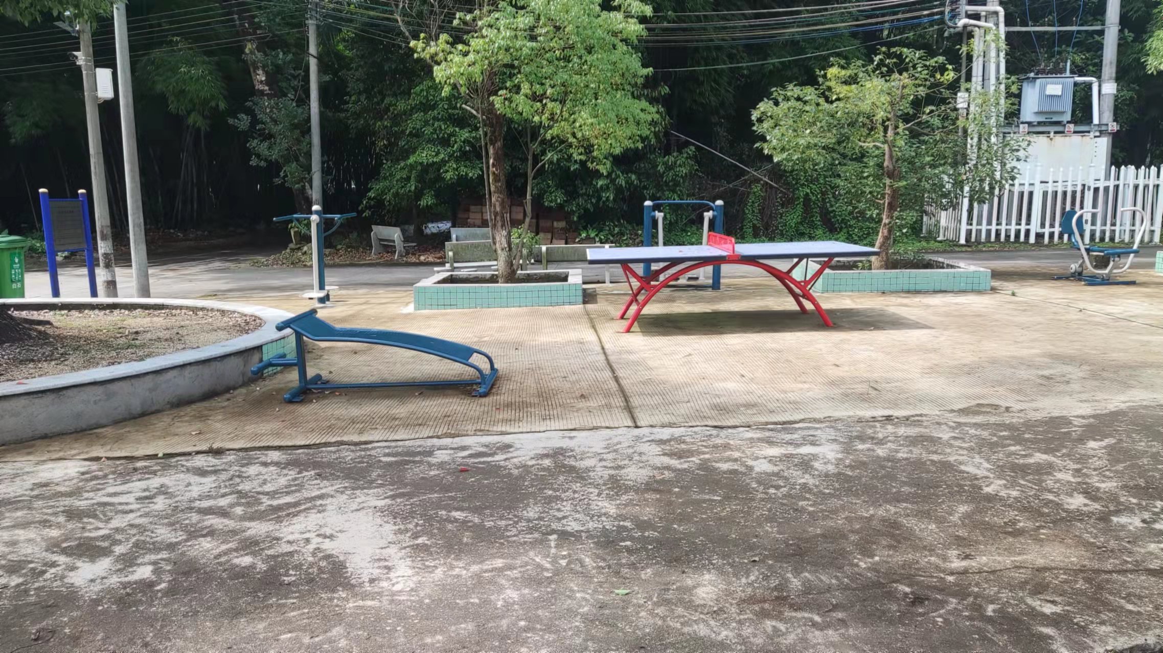 三乡镇白石村竹溪休闲公园硅PU球场项目