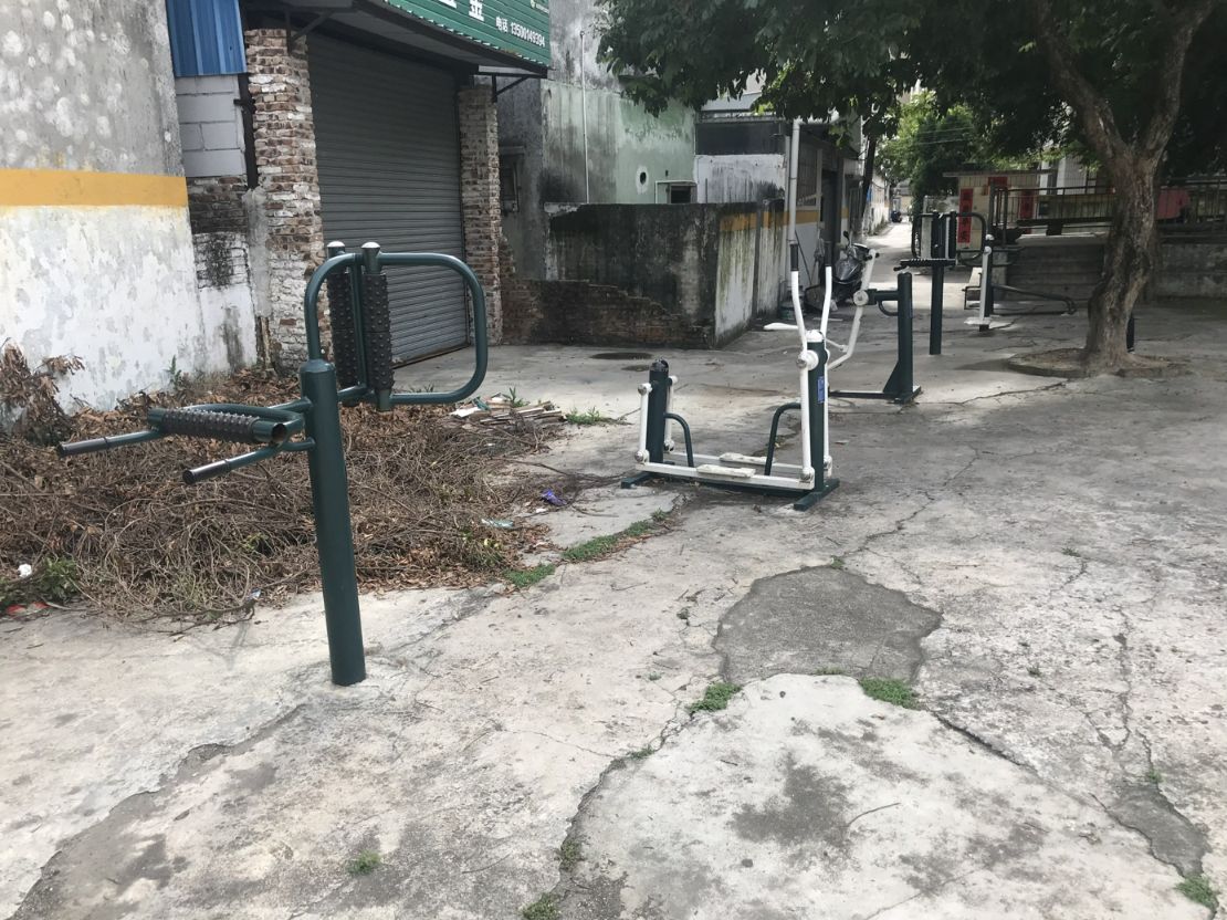 南文社区岚头堡健身路径硅PU球场项目
